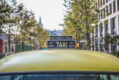 出租车标志的选择性聚焦摄影